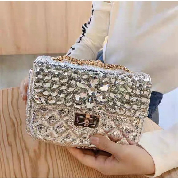 Elegant Gold Quilted Women's Bag - Picture 4 of 13